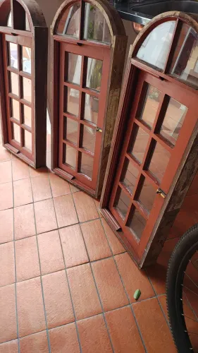 JANELA DE IMBUIA TIPO CAPELA