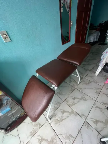 Maca de tatuagem e mesa de procedimentos estético