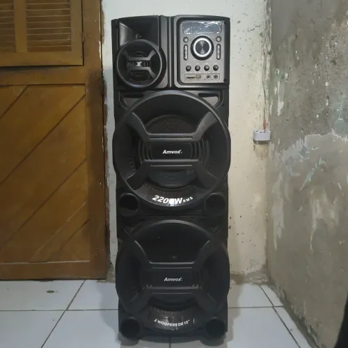 Caixa de som semi nova Amvox 2200W RMS.