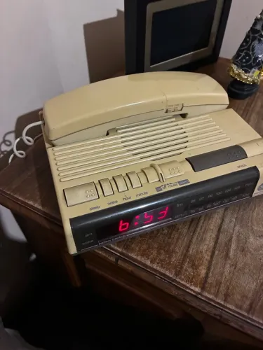Telefone rádio relogio