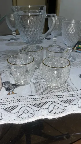 Kit de xícaras com borda dourada