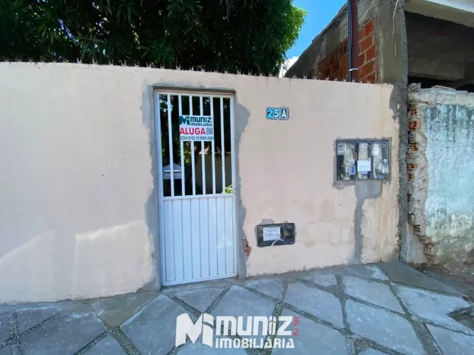 ALUGA-SE CASA COM UM QUARTO, CONJ. MARIVAN