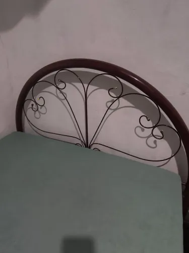 Cama de aço tubular vinho