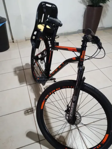 Vendo uma bicicleta com a cadeirinha de criança