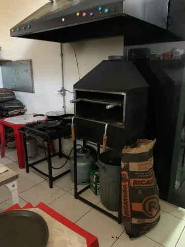 Churrasqueira de metal com pé