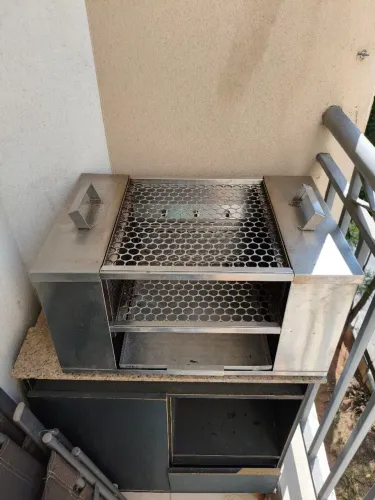Churrasqueira de apartamento - Não faz fumaça, a carvão + base granito e móvel.