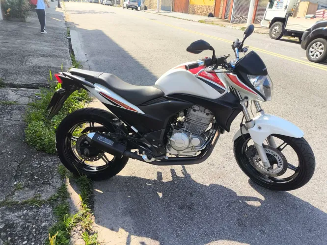 CB 300R Hollywood (edição limitada)