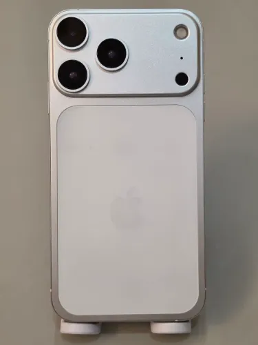 IPhone XR 256gb (Carcaça de 17 Pro) em perfeito estado. Funcionando tudo perfeitamente. 