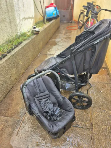 Carrinho de Bebê c/ Bebê Conforto