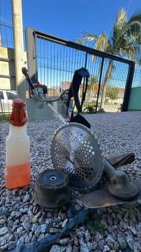 Roçadeira e motosserra