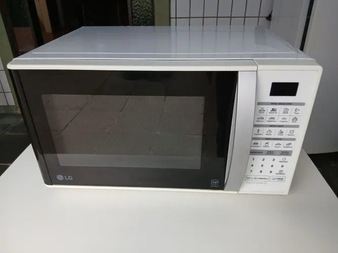 Micro-ondas LG seminovo pouco uso.