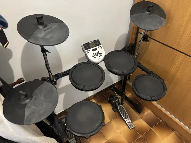 Bateria eletrônica Alesis