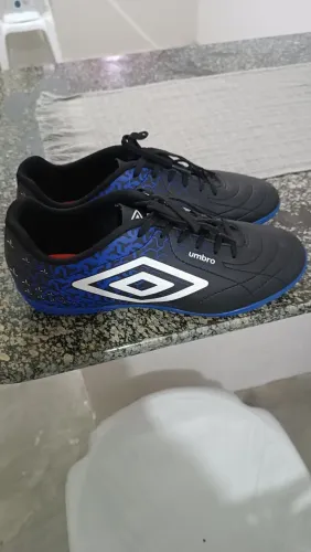 Chuteira umbro tamanho 42