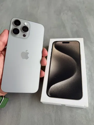 Oportunidade! iPhone 15 Pro Max Titanium 256G em estado de novo.