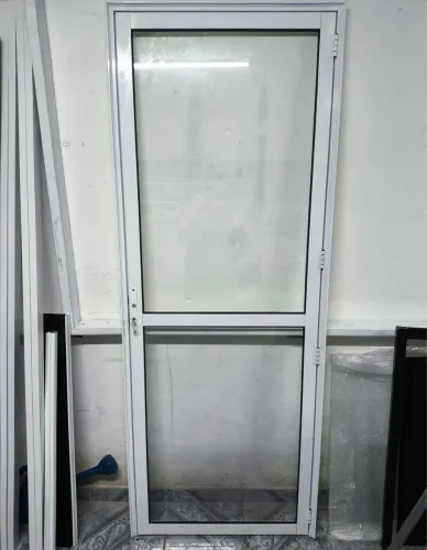 PORTA DE ALUMÍNIO PANORÂMICA - BRANCA COM VIDRO BOREAL