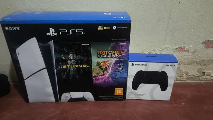 PS5 Slim 1TB + 2 controles + suporte