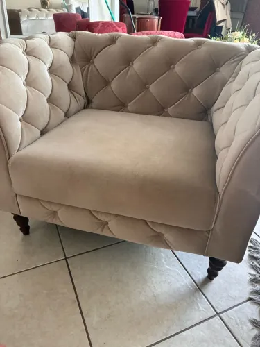Poltrona sofisticada de veludo capitonê