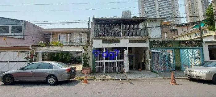 Sobrado comercial ou residencial, adaptada para 4 kitnets ao lado do Metro .