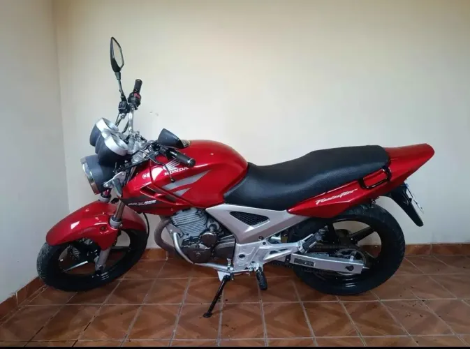 Vendo uma CBX Twister bem conservada