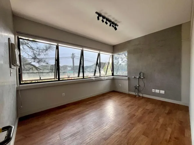 Sala de 40 m2, ótima localização, norte e oeste , janela de frente para orla e centro.