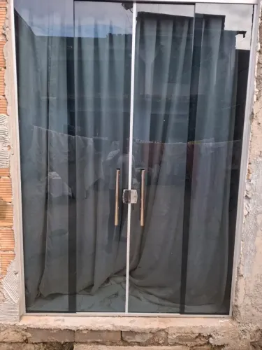 Porta 4 folhas Blindex Medida 1.80 por 2.55- Possui Ferragens Fechadura