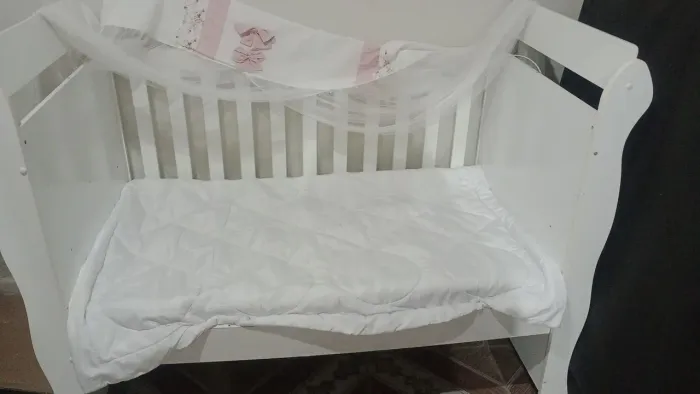 Berço cama + carrinho de bebê (menina) se for menina eu dou o mosquiteiro e um lençol.