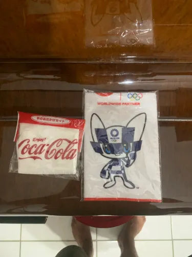 Par de pequenas toalhas coca