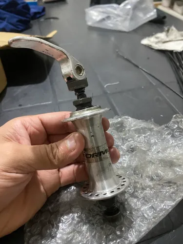 Vendo cubo Fórmula dianteiro bicicleta 36f alumínio e raios de brinde