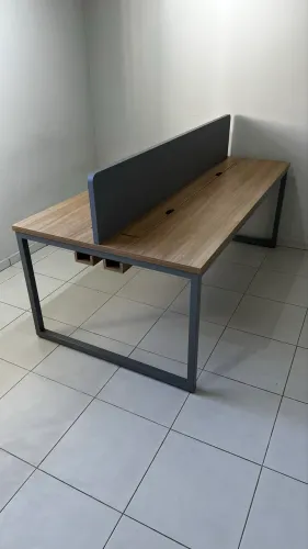 Mesa em Ilha de escritório 2,00 x 1,15m MDF com pés em metalon