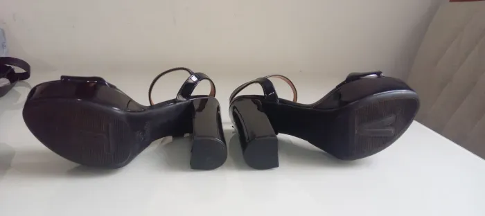 Vende-se sandália. Vizzano n° 34 .Usada apenas uma vez .