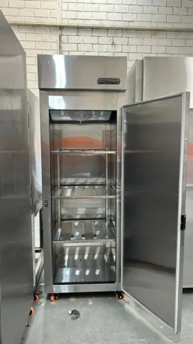 Geladeira de inox industrial ideal para restaurantes e bares (d)