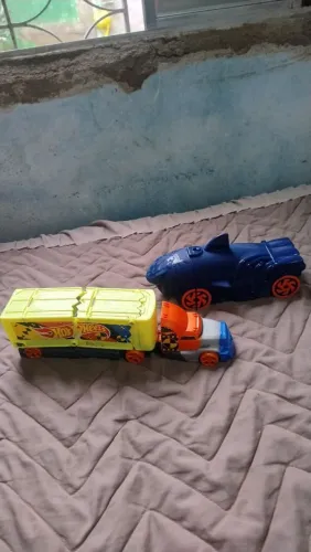 Caminhão batida e carro hot Wheels
