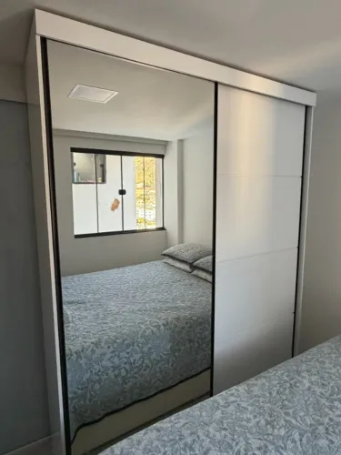 Novíssimo guarda-roupa Bianchi de 2 portas de correr espelhado