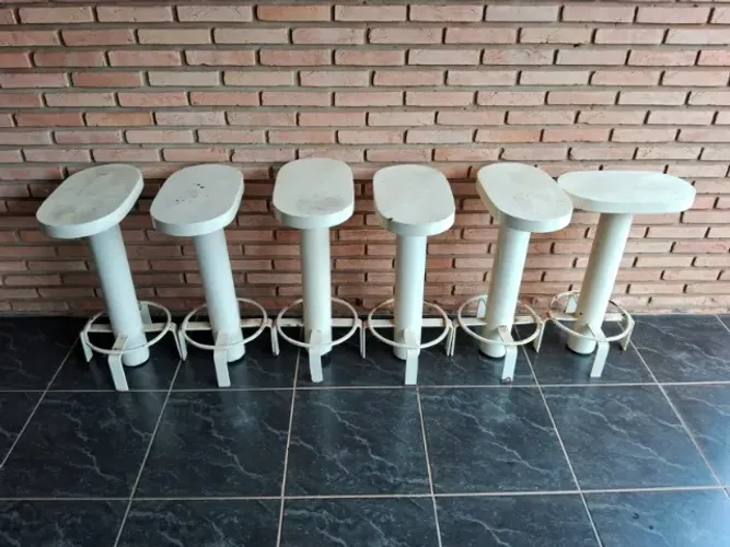 6 bancos de ferro maciço, cada 1 pesa 11 Kg, assento tem 24,5 cm x 43,5 cm, altura 69 cm,.