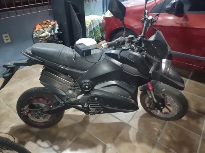 Moto elétrica em excelente estado. Necessita novas baterias, as atuais estão gastas. 