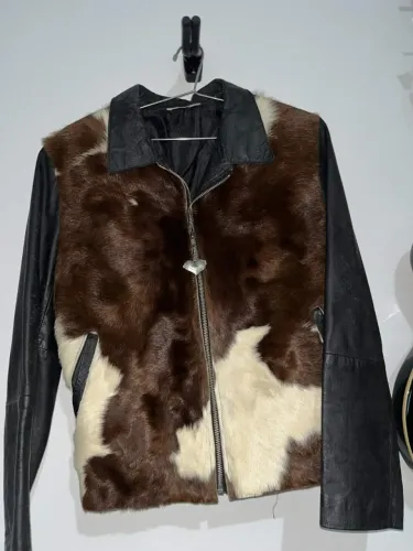 Jaqueta de Couro com Pelo Bovino - Estilo Único