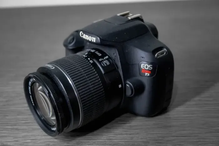 Camera DSLR Canon EOS Rebel T5 18MP com Lente 18-55mm III 9 Mil Cliques C1096
