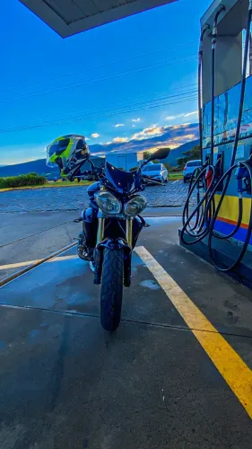 TRIUMPH STREET TRIPLE 675 A VENDA