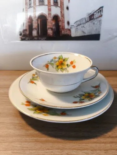 trio de chá antigo em porcelana Mauá floral vintage.