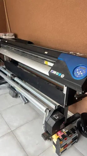 plotter roland RE 640S com rebobinador - Máquina usada