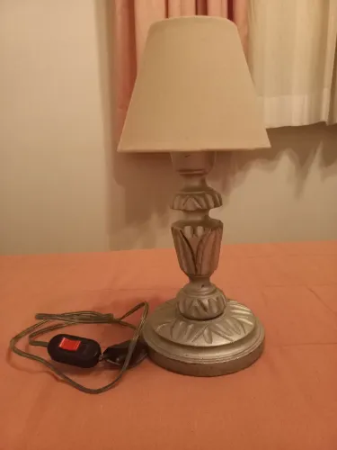 Abatjour com pedestal em madeira pintada de prata(28 cm de altura)
