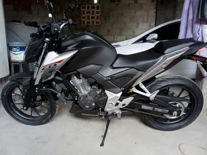 Vendo CB 300f com apenas 14 km