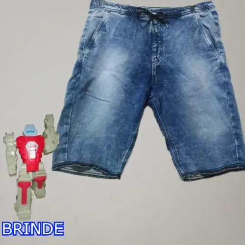 Infantil Bermuda Jeans Azul Masculino Confortável e um Brinquedo Robô de Batalha