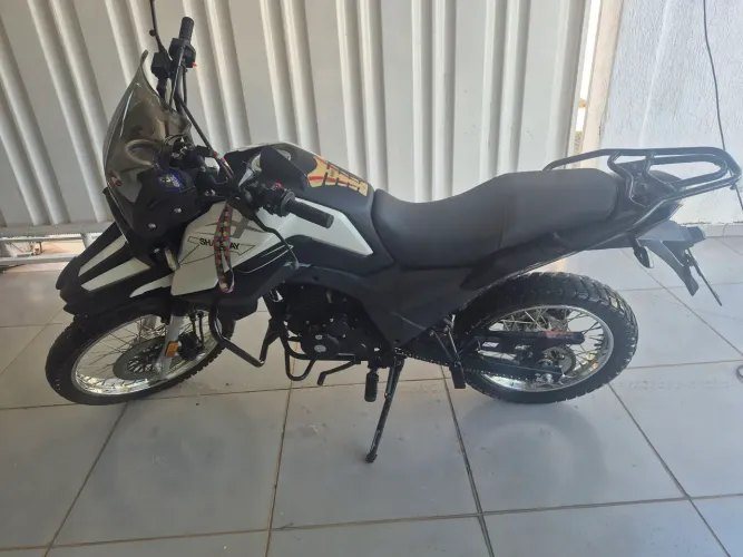 Moto shineray shi 175 cl só 10 mil km rodados a moto é zero.so interessados chamar no zap 