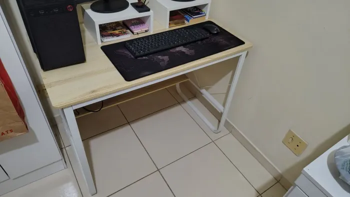 Mesa para Computador/Home Office com Estrutura Metálica - Ótimo Estado