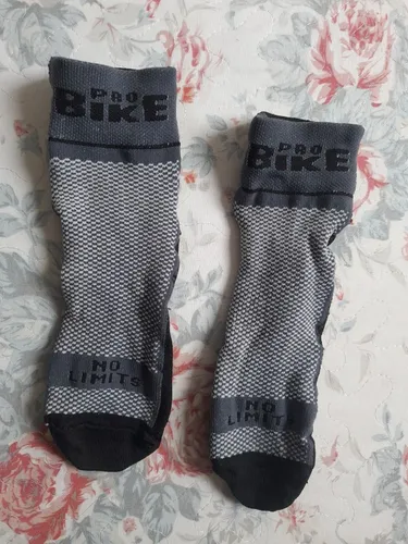 Um par de meia de ciclismo