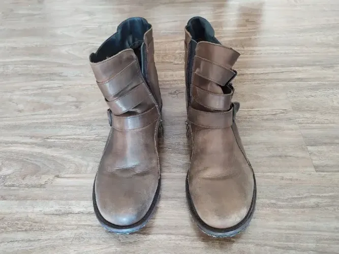 Bota marrom Side Walk nro 35, com zíper e fivelas laterais, novinha!