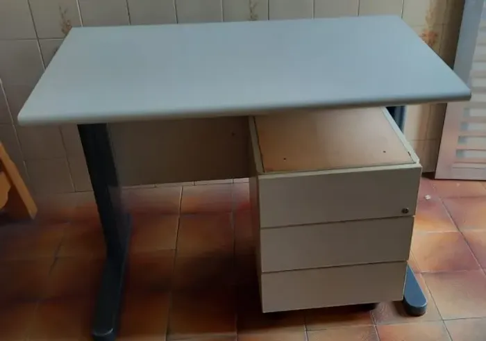 Mesa/Escrivaninha para escritório com gaveteiro da Mobilínea