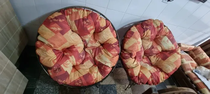 2 Poltronas de ferro com almofadas