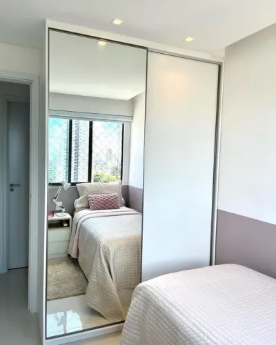 Guarda-roupa branco com espelho e portas de correr